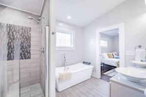 Ένα μπάνιο στο Luxury w/SoakTub* King with 3BR +44 φωτογραφίες