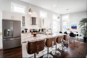 Η κουζίνα ή μικρή κουζίνα στο Luxury w/SoakTub* King with 3BR