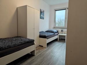 Postel nebo postele na pokoji v ubytování Work and Stay Plettenberg IaM 130qm 4 Schlafzimmer,9x Einzel Bett, Neu Modernisiert