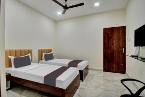 Hotel G.N Palace في كولْكاتا: غرفة نوم فيها سرير وتلفزيون