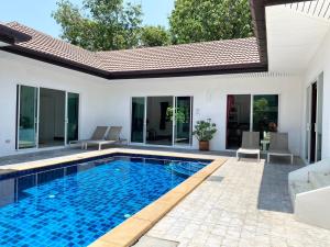 查龍的住宿－Phikun 4 BR Private Pool Villa，别墅后院的游泳池