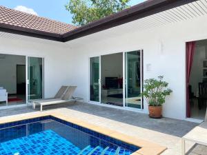 Cette villa dispose d'une piscine et d'une terrasse. dans l'établissement Phikun 4 BR Private Pool Villa, à Chalong