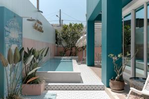 a house with a swimming pool in a courtyard at 沉靛旅宿 La Casa Indaco 墾丁夢幻島Villa in Sigou