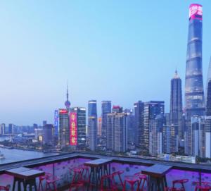 een uitzicht op de skyline van de stad met hoge gebouwen bij Hotel Indigo Shanghai On The Bund, an IHG Hotel in Shanghai