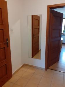 a room with a mirror and a door at Stadnina Koni Nad Wigrami in Mikolajewo +19 photos