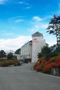 ein Gebäude mit einem Uhrturm darüber in der Unterkunft Prince hotel in Goseong
