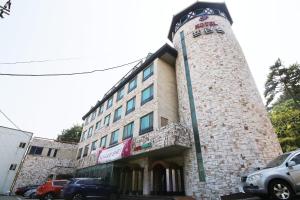 un edificio con una torre a un lado. en Prince hotel, en Goseong
