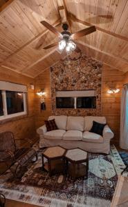 a living room with a couch and a ceiling fan at FOLKWOOD VILLAGE八ヶ岳 in Iwa-kubo