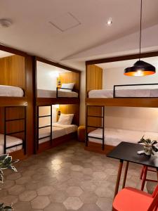 een kamer met 4 stapelbedden en een tafel bij Cardedeu Express Hotel in San Salvador +9 foto's