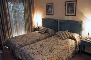 Łóżko lub łóżka w pokoju w obiekcie Hotel Santiago