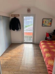 Ένα ή περισσότερα κρεβάτια σε δωμάτιο στο Chambre au calme +6 φωτογραφίες