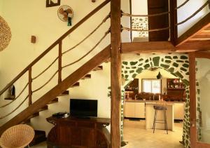 sala de estar con escalera y cocina en Beach-Front Sumbawa Surf House en Lemonga