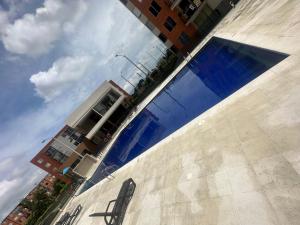 a reflection of a building and a swimming pool at Ibague cowork in Ibagué