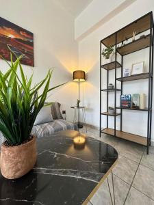 salon ze stołem i kanapą w obiekcie Ionian Luxury Apartments w mieście Perama