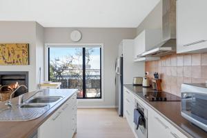 Cucina o angolo cottura di Serenity at Smiths Beach