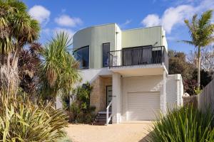 Casa bianca con balcone e garage di Serenity at Smiths Beach a Smiths Beach