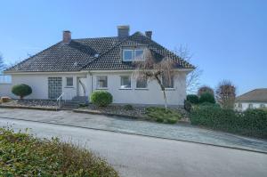 een wit huis met een zwart dak bij Fernuni Nähe: Gemütliches Apartment für Studierende und Reisende in Hagen