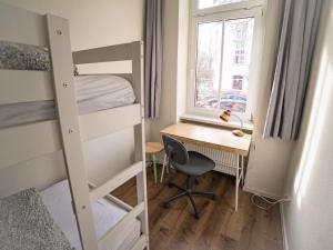 Mały pokój z biurkiem i łóżkiem piętrowym w obiekcie Ferienwohnung "Fünf Freunde" w mieście Erfurt
