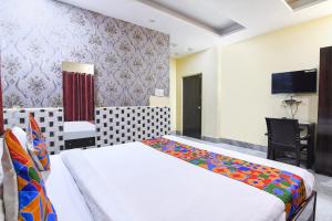 Postel nebo postele na pokoji v ubytování FabHotel Saltlake Palace - Nr Anandlok Hospital