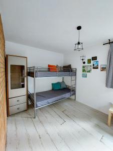 1 dormitorio con literas y espejo en Cudnie tu - Noclegi na Kaszubach, en Borsk