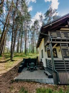 Cabaña en el bosque con patio en Cudnie tu - Noclegi na Kaszubach, en Borsk