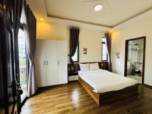 A bed or beds in a room at VILLA ROMANCE Lữ Gia
