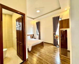 A bed or beds in a room at VILLA ROMANCE Lữ Gia