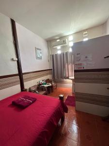 um quarto com uma cama com um cobertor vermelho em Baan Are Gong Riverside Homestay em Phra Nakhon Si Ayutthaya