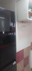 uma cozinha com um armário branco e um micro-ondas em Movistar Apart Santiago em Santiago