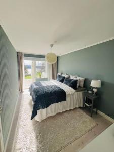 Rúm í herbergi á Traumhaus, Sauna, Whirlpool, grosse Terrasse mit Aussicht, Seeanstoss