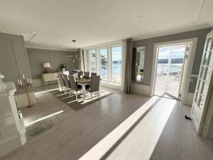 Mynd úr myndasafni af Traumhaus, Sauna, Whirlpool, grosse Terrasse mit Aussicht, Seeanstoss í Vagnhärad