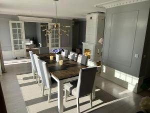 Mynd úr myndasafni af Traumhaus, Sauna, Whirlpool, grosse Terrasse mit Aussicht, Seeanstoss í Vagnhärad