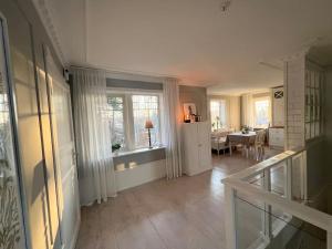 Mynd úr myndasafni af Traumhaus, Sauna, Whirlpool, grosse Terrasse mit Aussicht, Seeanstoss í Vagnhärad
