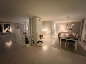 Mynd úr myndasafni af Traumhaus, Sauna, Whirlpool, grosse Terrasse mit Aussicht, Seeanstoss í Vagnhärad