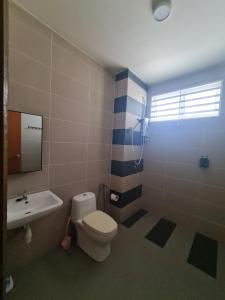 une salle de bains avec toilettes et lavabo dans l'établissement UniVilla- Ideal Family Home for 18pax, à Gelugor 50 autres photos