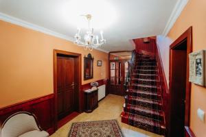 um corredor com uma escada numa casa com paredes cor-de-laranja em Penzion Alžbetka em Poprad