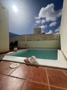 Bazén v ubytování Olympia House Lovely, Close to Town and Beaches with Private Pool & Fast WiFi nebo v jeho okolí