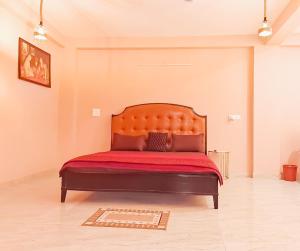 Un pat sau paturi într-o cameră la Hotel Near Yashobhoomi - Dwarka Sec 8