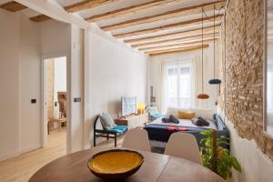 a living room with a bed and a dining room at Precioso apartamento en la calle Estafeta! in Pamplona