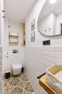 a white bathroom with a sink and a toilet at Precioso apartamento en la calle Estafeta! in Pamplona