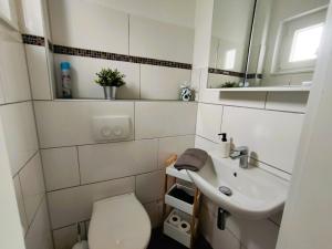 La petite salle de bains est pourvue de toilettes et d'un lavabo. dans l'établissement Ferienwohnung Heide 2, à Kalyves