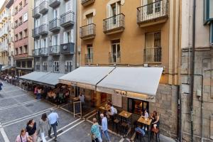 a group of people standing outside of a restaurant at Precioso apartamento en la calle Estafeta! in Pamplona