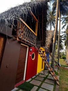 dom ze schodami prowadzącymi do niego w obiekcie Nature Zone Resort w mieście Puducherry