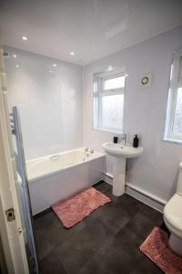 ein Badezimmer mit Badewanne, Waschbecken und Toilette in der Unterkunft OG Stays III- 6bedroom house- sleeps 9persons, Near Nissan & Stadium of Light, free parking in Pallion + 22 Fotos