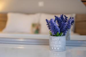 a vase filled with purple flowers on a table at Stefano's Home in Potokáki