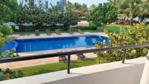 uma vista para uma piscina a partir de uma varanda em Beach Paradise Nilaveli em Trincomalee