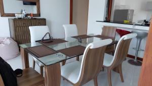 einen Esstisch mit Stühlen und einem Glastisch in der Unterkunft Beach Paradise Nilaveli in Trincomalee