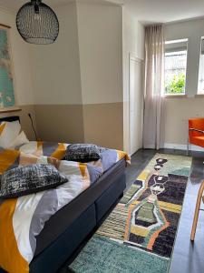 Un dormitorio con una cama con almohadas. en DE SCHOOL Middelburg en Middelburg