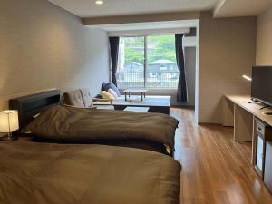 日田市にあるryokan 天龍のベッド2台とリビングルームがあるホテルの部屋 +37枚の写真