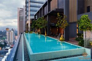 una piscina a sfioro sul tetto di un edificio di ViiA Residence, Mid Valley KL a Kuala Lumpur